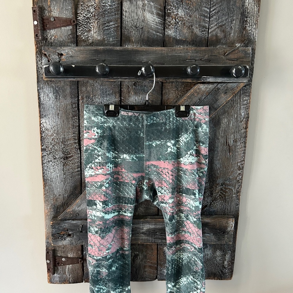 Women's The North Face Capris Leggings - Green & Pink Camo - Size Medium